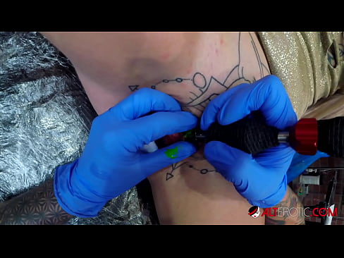 ❤️ Ekstremt tatovert hottie Sully Savage tok en tatovering på klitoris ❤❌ Sludder hos oss ❌️❤